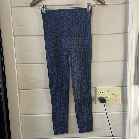 Spanx Seamless Look At Me Now Geometric Print Cropped Leggings Size S. - Picture 2 of 8